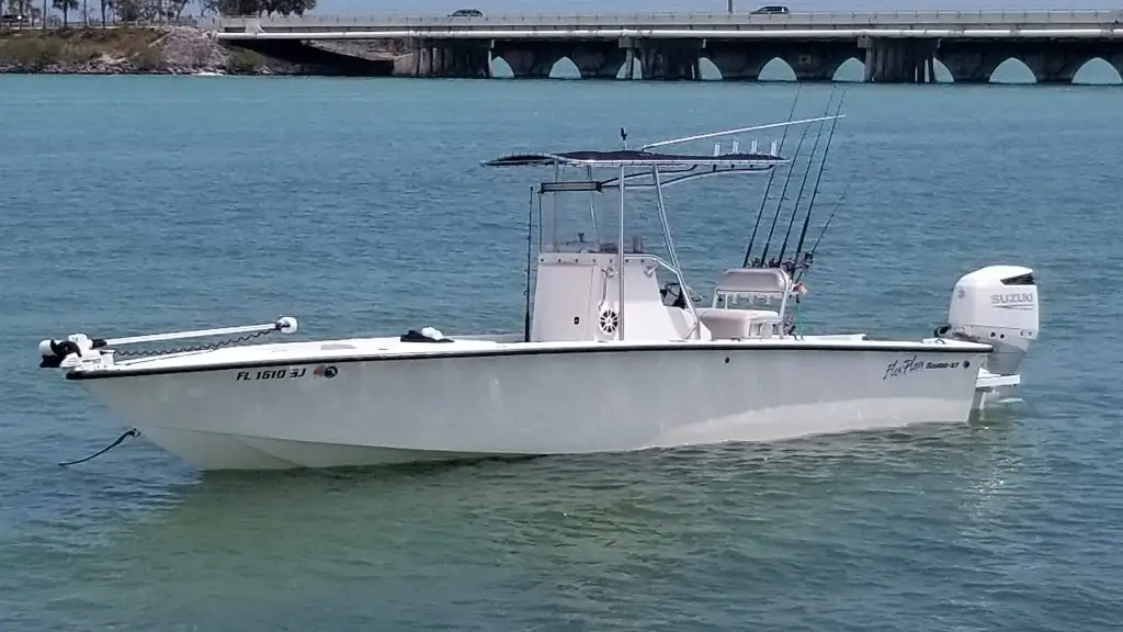 Flexplan vessel in crystal-clear Lower Keys waters equipped with fishing gear during private charter